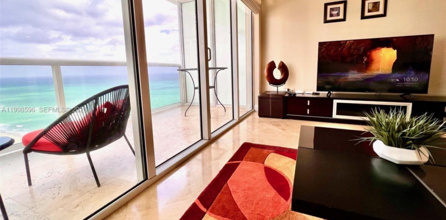 Condo in Hallandale Beach, Florida, 1 bedroom  № 2060465