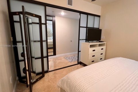 Condo in Hallandale Beach, Florida, 1 bedroom  № 2060465 - photo 12