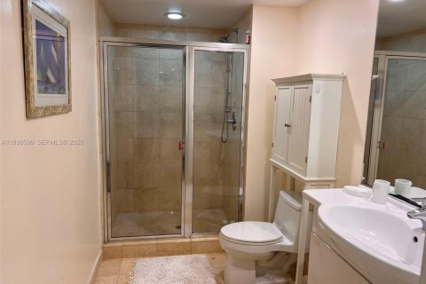 Condo in Hallandale Beach, Florida, 1 bedroom  № 2060465 - photo 13
