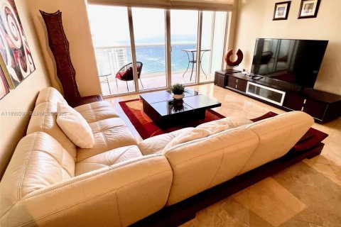 Condo in Hallandale Beach, Florida, 1 bedroom  № 2060465 - photo 5