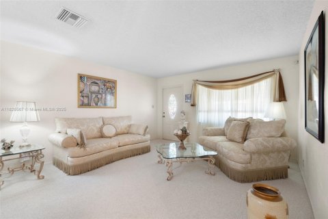 Villa ou maison à vendre à Tamarac, Floride: 2 chambres, 126.9 m2 № 1799306 - photo 3