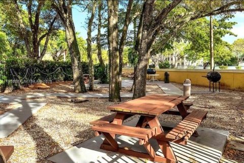 Condo in Oakland Park, Florida, 2 bedrooms  № 2088952 - photo 20