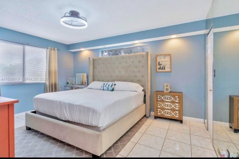 Condo in Oakland Park, Florida, 2 bedrooms  № 2088952 - photo 14