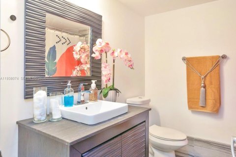 Condo in Oakland Park, Florida, 2 bedrooms  № 2088952 - photo 12