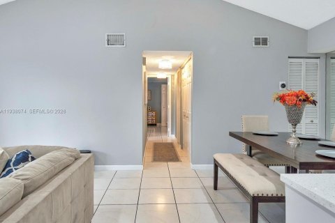Condo in Oakland Park, Florida, 2 bedrooms  № 2088952 - photo 3