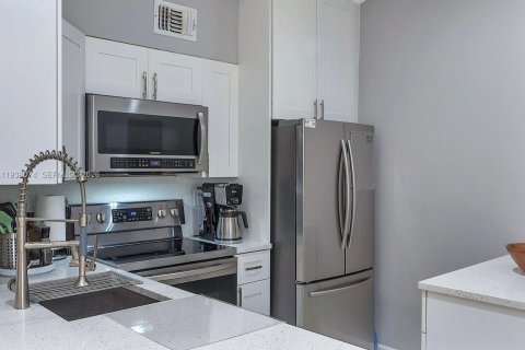 Condo in Oakland Park, Florida, 2 bedrooms  № 2088952 - photo 8