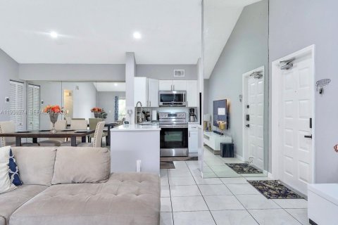Condo in Oakland Park, Florida, 2 bedrooms  № 2088952 - photo 2