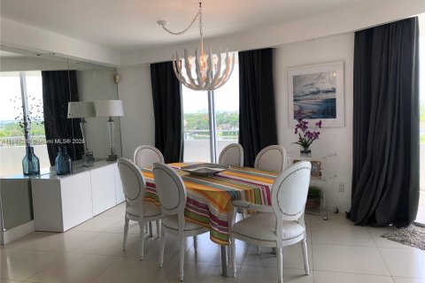 Condominio en alquiler en Miami Beach, Florida, 3 dormitorios, 126.35 m2 № 1928862 - foto 11