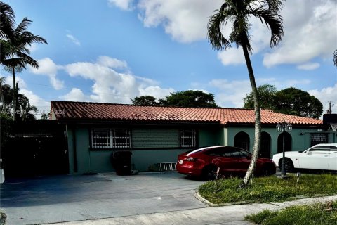 House in Hialeah, Florida 5 bedrooms, 239.13 sq.m. № 2076526