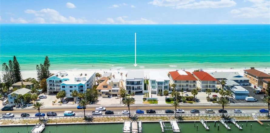 House in Indian Rocks Beach, Florida 5 bedrooms, 541.43 sq.m. № 1655151
