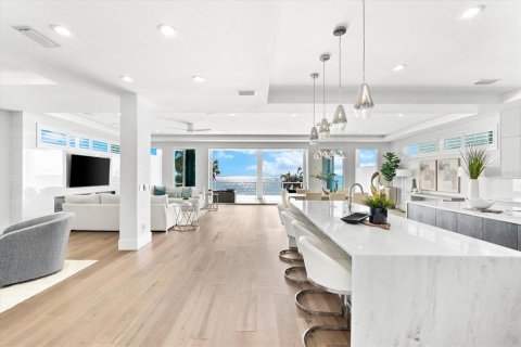 House in Indian Rocks Beach, Florida 5 bedrooms, 541.43 sq.m. № 1655151 - photo 19