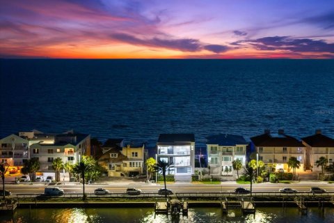 House in Indian Rocks Beach, Florida 5 bedrooms, 541.43 sq.m. № 1655151 - photo 5