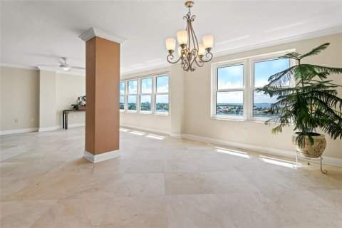Condo in Saint Petersburg, Florida, 3 bedrooms  № 1410232 - photo 13