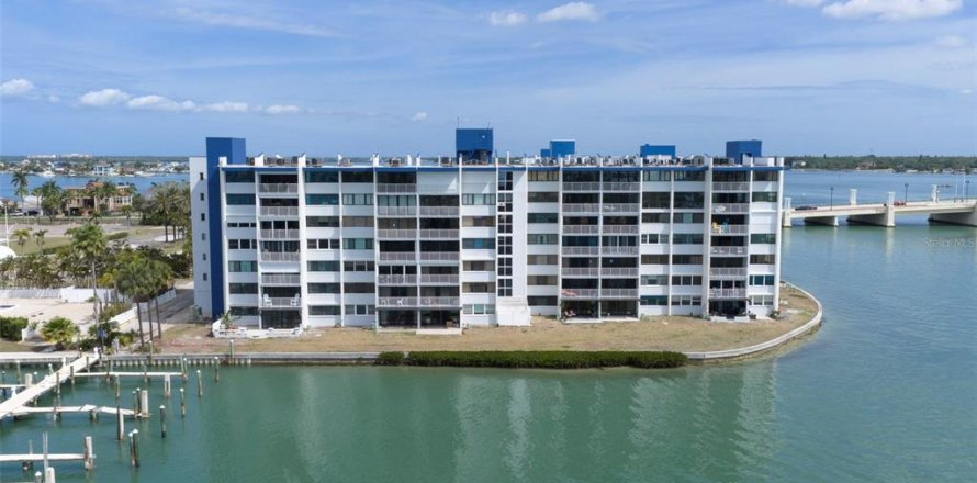 Condominio en Treasure Island, Florida, 1 dormitorio № 2148184
