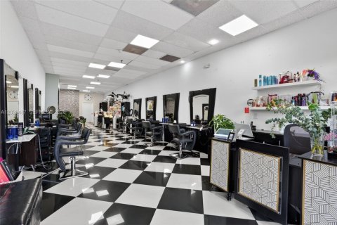 Commercial property in Kendall, Florida № 2257772