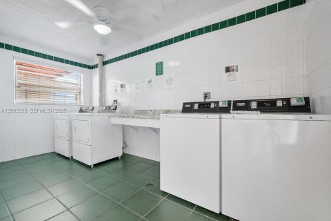 Condo in Miami, Florida, 2 bedrooms  № 2183138 - photo 15