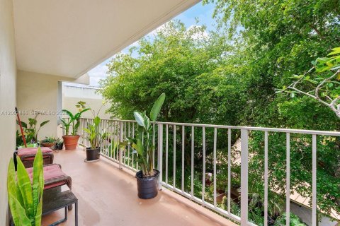 Condo in Miami, Florida, 2 bedrooms  № 2183138 - photo 12