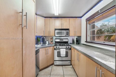 Condo in Miami, Florida, 2 bedrooms  № 2183138 - photo 5
