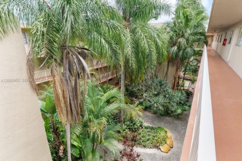 Condo in Miami, Florida, 2 bedrooms  № 2183138 - photo 14