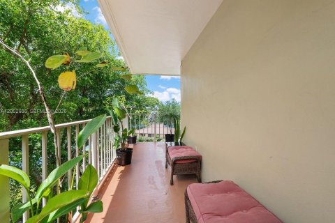 Condo in Miami, Florida, 2 bedrooms  № 2183138 - photo 13