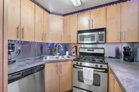 Condo in Miami, Florida, 2 bedrooms  № 2183138 - photo 29
