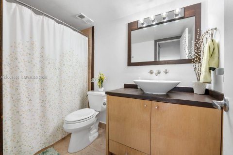 Condo in Miami, Florida, 2 bedrooms  № 2183138 - photo 8