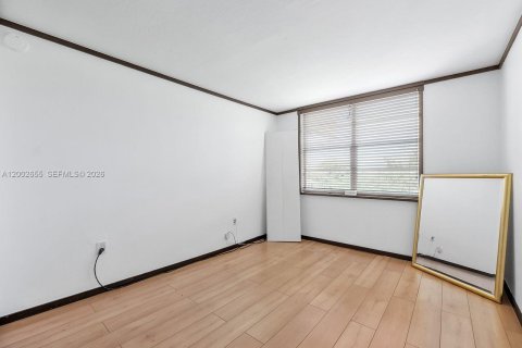 Condo in Miami, Florida, 2 bedrooms  № 2183138 - photo 9