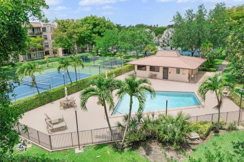 Condo in Miami, Florida, 2 bedrooms  № 2183138 - photo 2