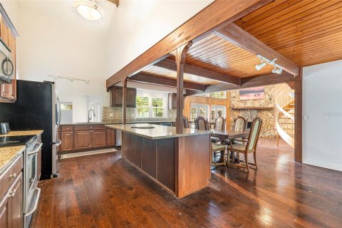 House in Zephyrhills, Florida 5 bedrooms, 292.64 sq.m. № 1873779 - photo 9