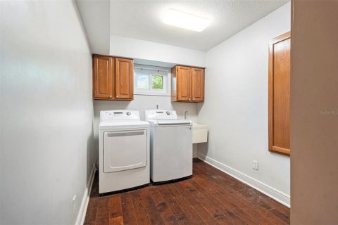 House in Zephyrhills, Florida 5 bedrooms, 292.64 sq.m. № 1873779 - photo 11