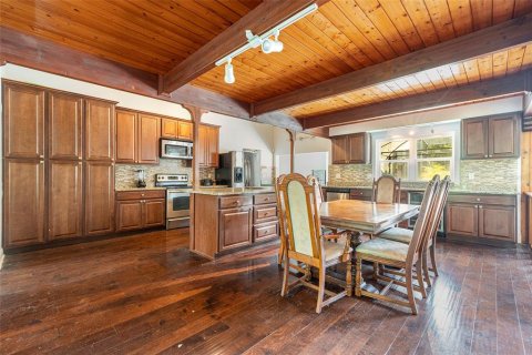 House in Zephyrhills, Florida 5 bedrooms, 292.64 sq.m. № 1873779 - photo 8