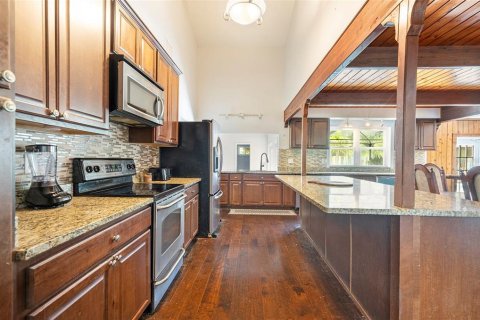 House in Zephyrhills, Florida 5 bedrooms, 292.64 sq.m. № 1873779 - photo 10