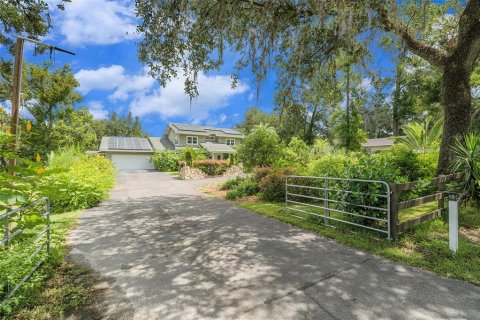 House in Zephyrhills, Florida 5 bedrooms, 292.64 sq.m. № 1873779 - photo 2