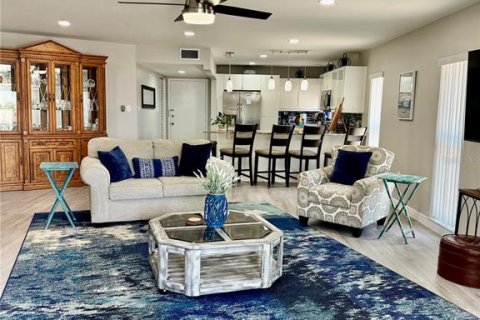 Condominio en alquiler en Saint Pete Beach, Florida, 2 dormitorios, 117.43 m2 № 2215573 - foto 11