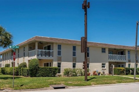 Condo in Saint Pete Beach, Florida, 2 bedrooms  № 2215573