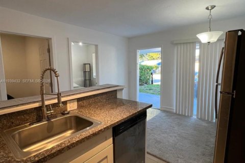 Villa ou maison à louer à Fort Lauderdale, Floride: 2 chambres, 73.58 m2 № 1996975 - photo 4