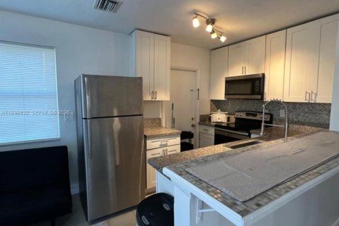 Villa ou maison à louer à Fort Lauderdale, Floride: 2 chambres, 73.58 m2 № 1996975 - photo 2