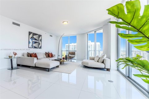 Condominio en venta en North Miami Beach, Florida, 3 dormitorios, 206.71 m2 № 1860292 - foto 2