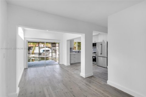House in Miami Lakes, Florida 2 bedrooms, 123.84 sq.m. № 2246389 - photo 12
