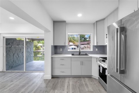 House in Miami Lakes, Florida 2 bedrooms, 123.84 sq.m. № 2246389 - photo 13