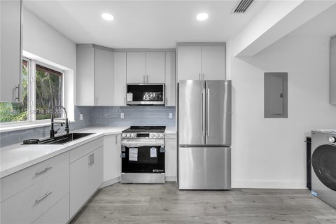 House in Miami Lakes, Florida 2 bedrooms, 123.84 sq.m. № 2246389 - photo 2