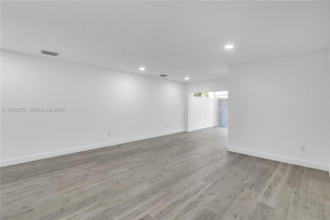 House in Miami Lakes, Florida 2 bedrooms, 123.84 sq.m. № 2246389 - photo 15