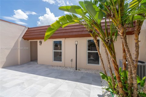 House in Miami Lakes, Florida 2 bedrooms, 123.84 sq.m. № 2246389 - photo 6