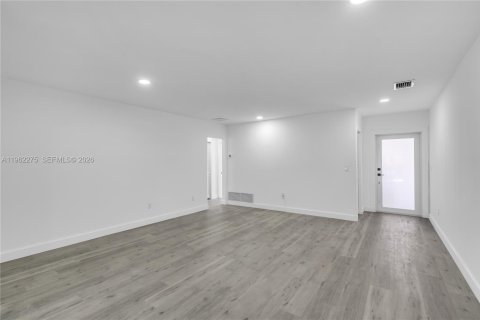 House in Miami Lakes, Florida 2 bedrooms, 123.84 sq.m. № 2246389 - photo 8