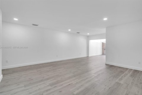 House in Miami Lakes, Florida 2 bedrooms, 123.84 sq.m. № 2246389 - photo 9