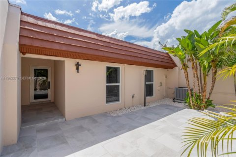 House in Miami Lakes, Florida 2 bedrooms, 123.84 sq.m. № 2246389 - photo 7