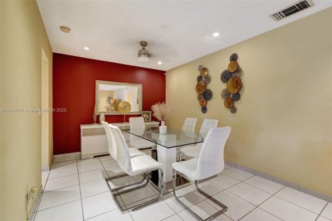 House in Miramar, Florida 3 bedrooms, 98.1 sq.m. № 1752175 - photo 13