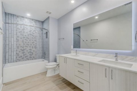 House in Orlando, Florida 6 bedrooms, 676.33 sq.m. № 2218827 - photo 25