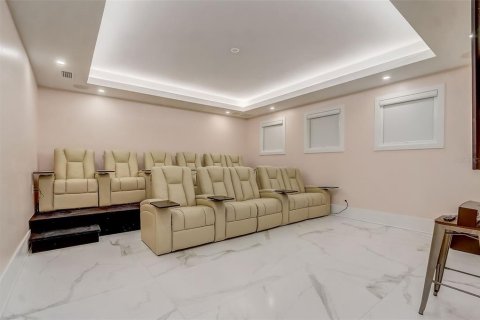 House in Orlando, Florida 6 bedrooms, 676.33 sq.m. № 2218827 - photo 16
