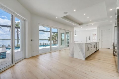 House in Orlando, Florida 6 bedrooms, 676.33 sq.m. № 2218827 - photo 9